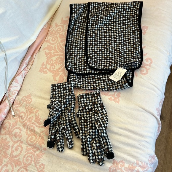 Cool houndstooth print gloves and scarf - Picture 1 of 5